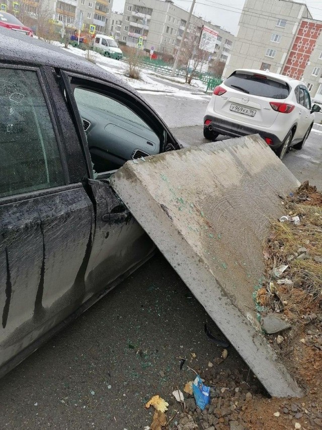 На Урале бетонная плита упала на припаркованный автомобиль, но не сама по себе. Ей «помог» коммунальщик, закра́шивавший граффити