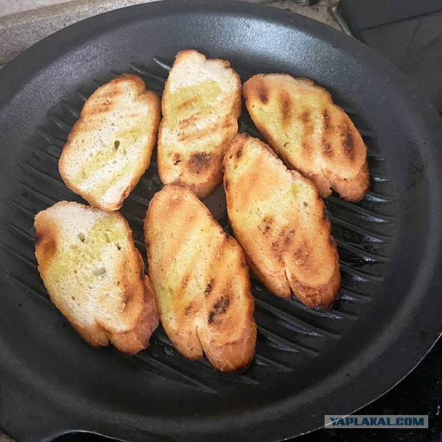 Закуска из печеных баклажанов с кунжутной пастой