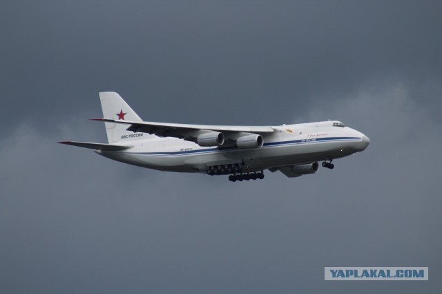 Самолет АН124 "Волга-Днепр" Антонов в Лондоне. Посадка. Взлет