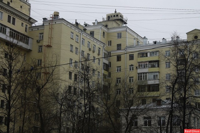 Зачем на крышах домов сталинской эпохи строили загадочные домики-башенки
