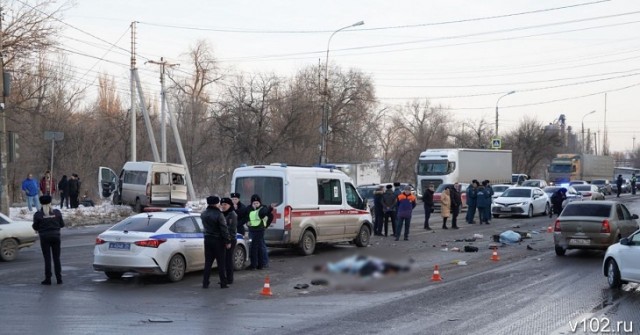 Момент смертельного столкновения маршрутки и КАМАЗа в Волгограде