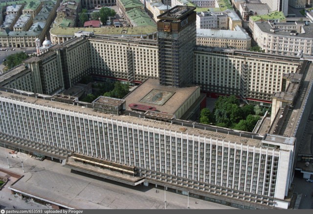 Почему гостиницу "Россия" необходимо было снести?