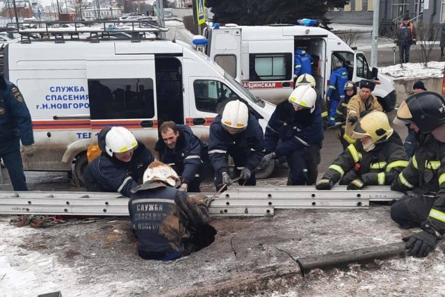 Земля обрушилась под ногами мужчины в Нижнем Новгороде — он провалился на 10-метровую глубину