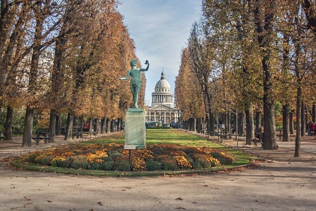 Улицы Парижа в фильме "Ищите женщину". Где находится контора мэтра Роше?