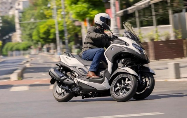 Yamaha выпустила самый безопасный мопед — со встроенной подушкой безопасности и сразу тремя колёсами для баланса
