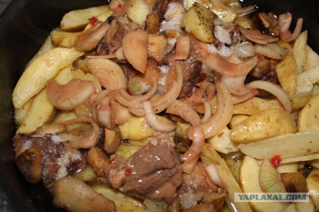 Стейк с картошкой и зеленью