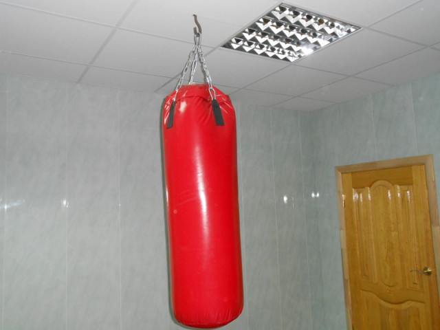 Сосед снизу вчера вечером люстру новую повесил