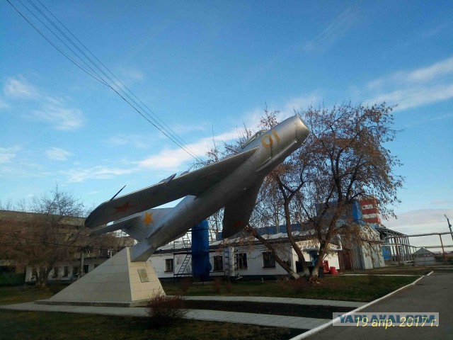 Самолет во дворе