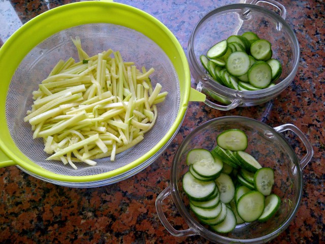 Пикантный салат из кабачков.