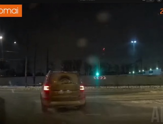 "У меня главная дорога и секция зелёным горит!"
