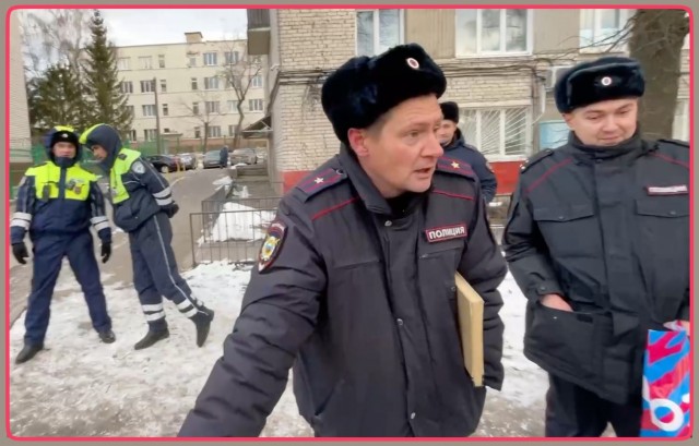 Полицейские решили проучить очевидца за съёмку нарушений возле УМВД по Чебоксарам