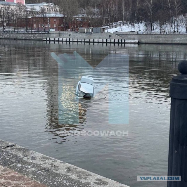 На Лужнецкой набережной утонула машина с людьми