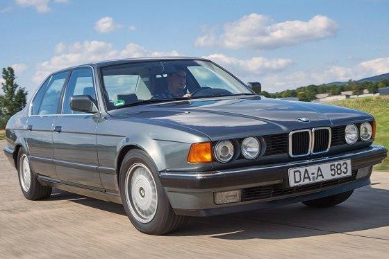 В России продают «семерку» BMW с пробегом всего 12 тыс. км. Но есть нюанс — машине 34 года и цена почти 9 млн. рублей