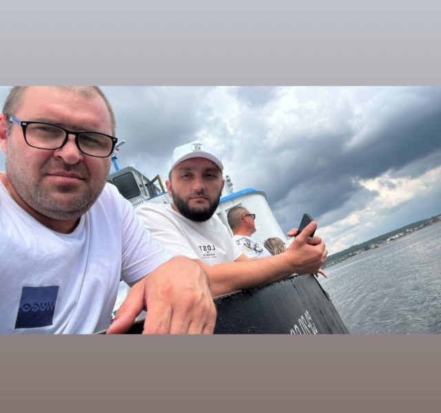 Мужчина оригинально решил проблему стоянки автомобиля "застолбив" сразу два места