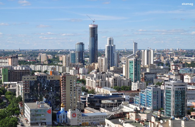 В Москве на высотном здании повесили флаг Украины