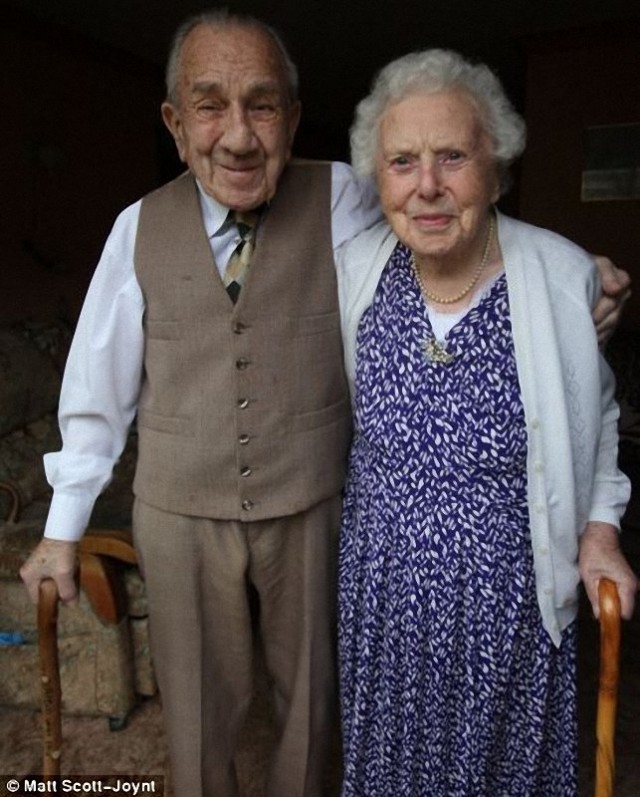 Бри­тан­ская па­ра от­метила 82-ю го­дов­щи­ну
