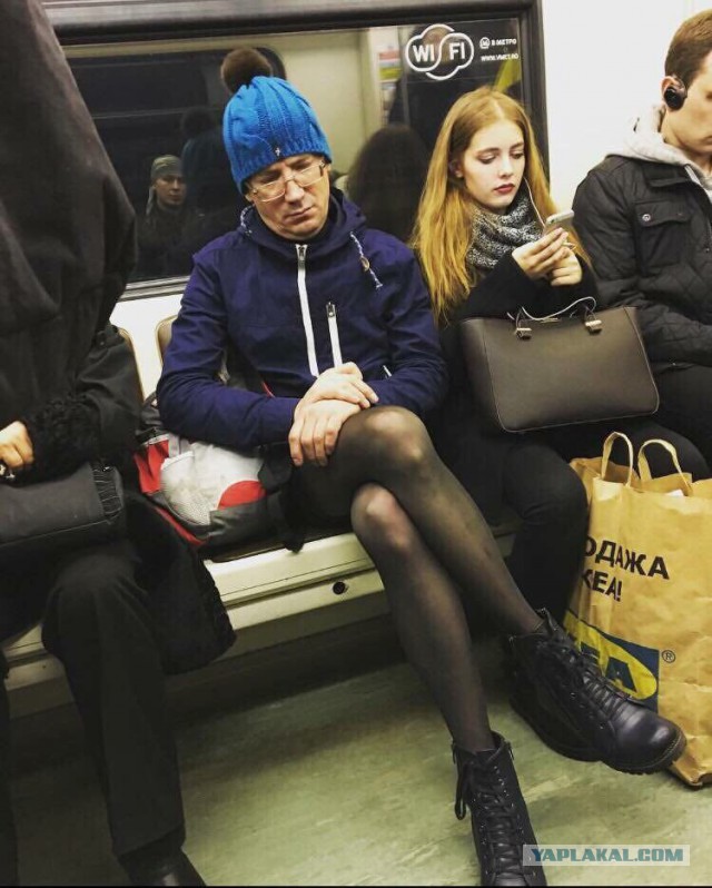 Странная девушка в метро