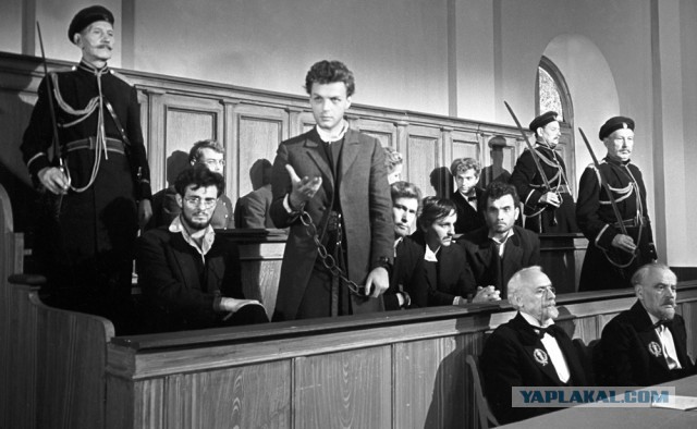 Напали на Николая 3! В центре Москвы мужчина бросил бутылку с зажигательной смесью в "Майбах"