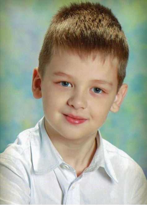 8-летний мальчик напоролся на цепь на горке и погиб. У того, кто натянул цепь, «надежная крыша»: уголовное дело затягивается