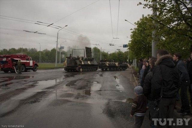 До парада не доехал