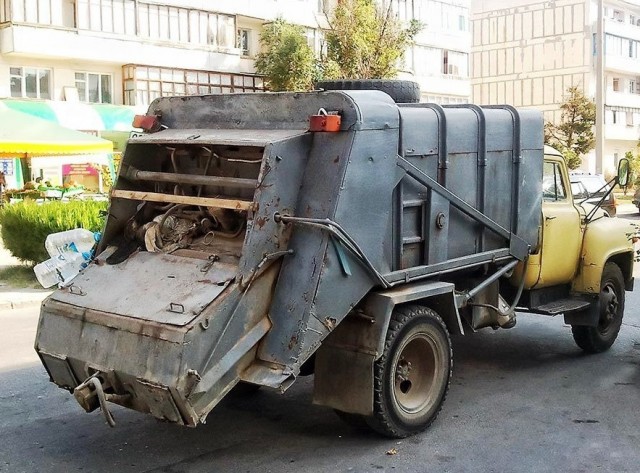 Те, что грохочут по утрам: история советских мусоровозов