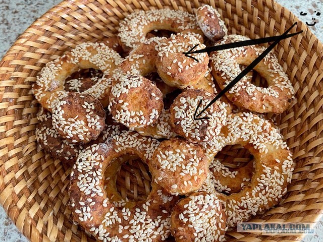Творожно-сырные колечки с кунжутом