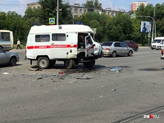 Ещё одна ТП в Челябинске протаранила скорую