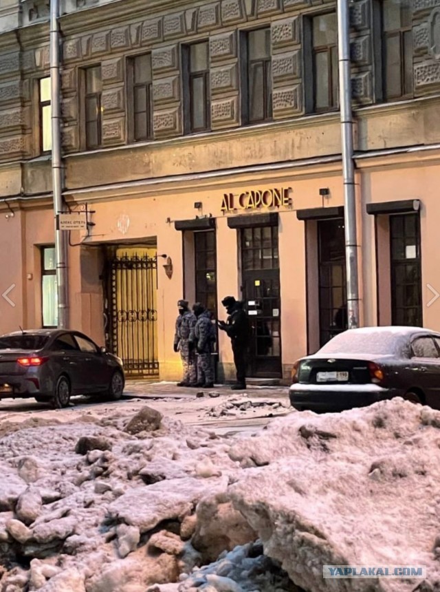 Полиция выставила оцепление у закрытых баров в центре Петербурга