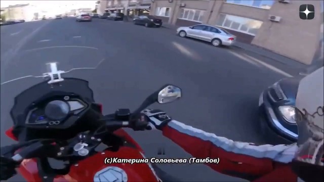 У тебя два колеса, а у меня четыре!