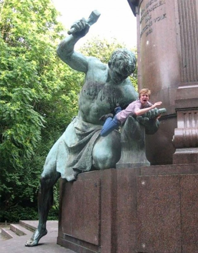 Приколы со скульптурами.