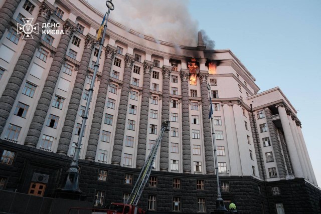 В Киеве после прилета загорелось здание кабмина