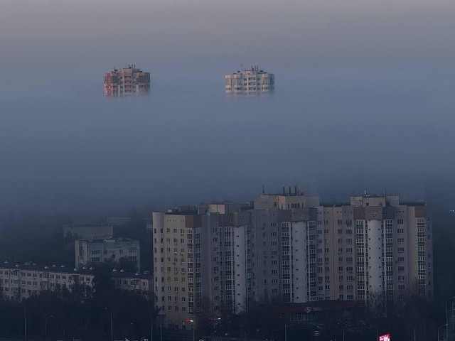 Екатеринбург накрыло одеялом густого тумана этим утром.