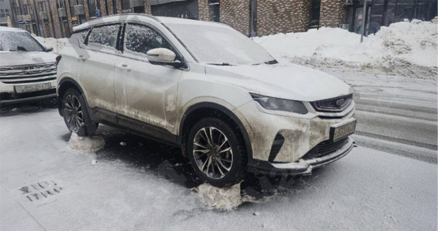 В московском ЖК коммунальщик ювелирно расчистил двор и даже пространство под машинами