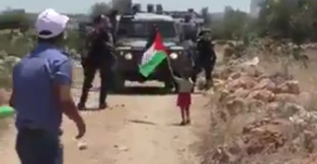 Араб провоцирует израильского солдата убить своего сына