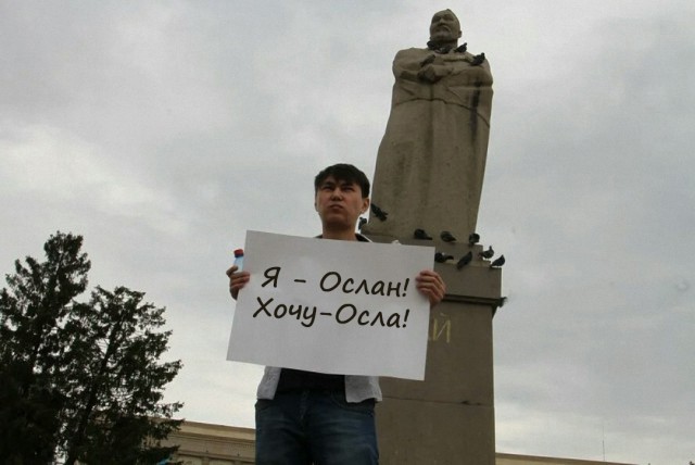 Житель Уральска вышел на площадь с пустым плакатом — его задержала полиция