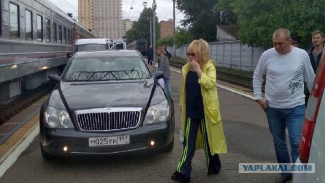 На Пугачеву обрушились с критикой за езду на автомобиле по перрону