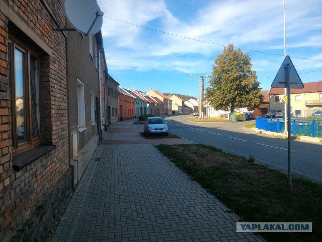 Встал на тротуаре-ломом по крыше