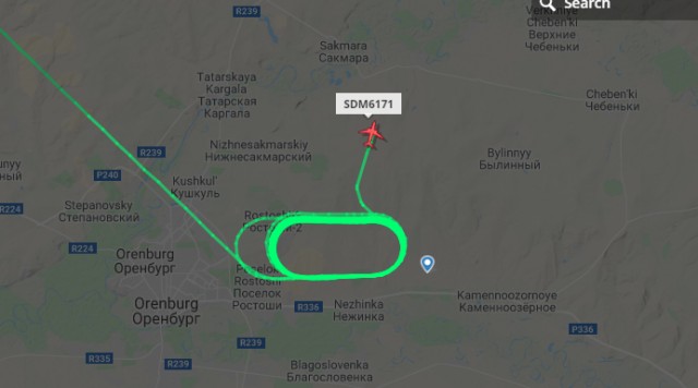 Над Оренбургом уже час кружит самолёт