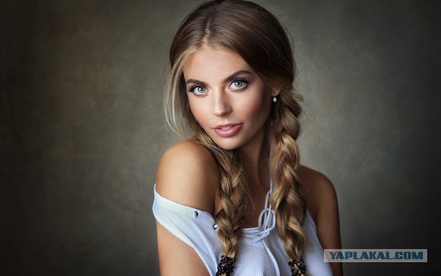 Девушка работала на скучной работе, а потом стала плести косы и это её прославило