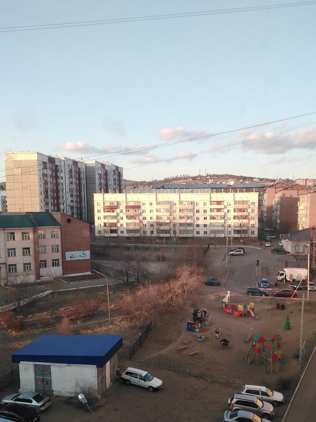 Все деревья а серебре, пляшут зайцы на горе, на реке сверкает лёд, наступает...