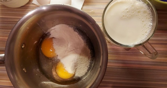 Два бисквитных торта: белый и шоколадный