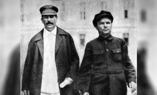 Идёшь такой в 1930 году по тротуару, встречаешь товарища Сталина с товарищем Кировым