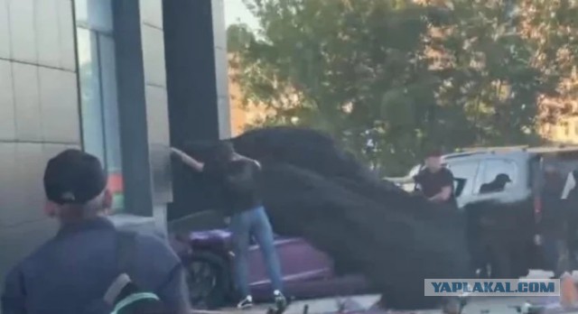 Спорткар Lamborghini вдребезги разбился, влетев в дом в Екатеринбурге.