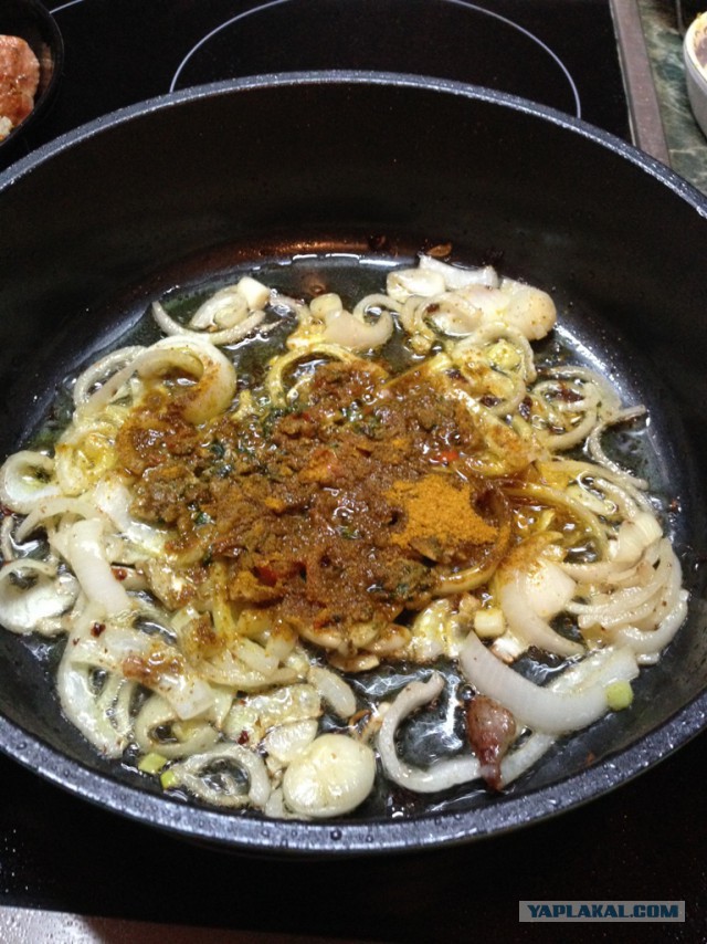 Свинина карри на листьях салата