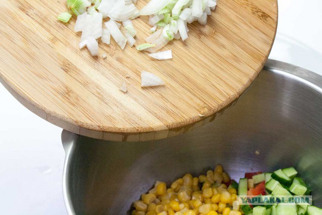 Салат с перчинкой, кукурузой и оливками