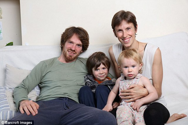 Британка считает нормальным кормить грудью своего пятилетнего сына и отказываться от лекарств