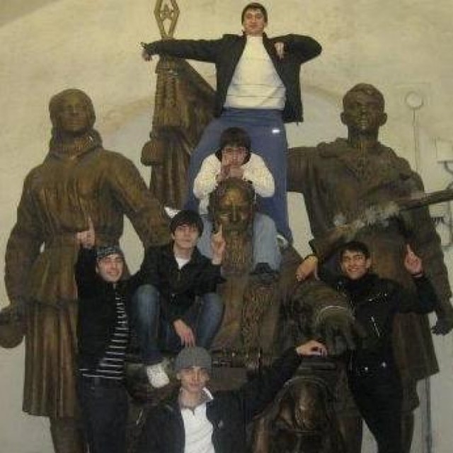 Как НЕ надо фотографироваться с памятниками.