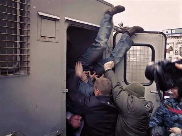 Уже более 200 человек задержали на шествии в поддержку Ивана Голунова на Чистопрудном и Цветном бульварах в Москве