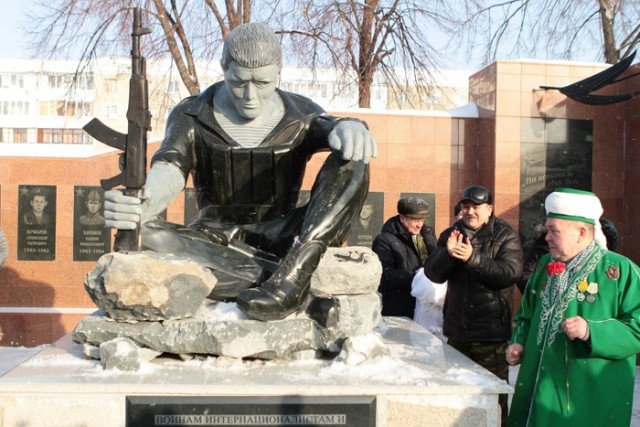 Памятники, способные удивить любого
