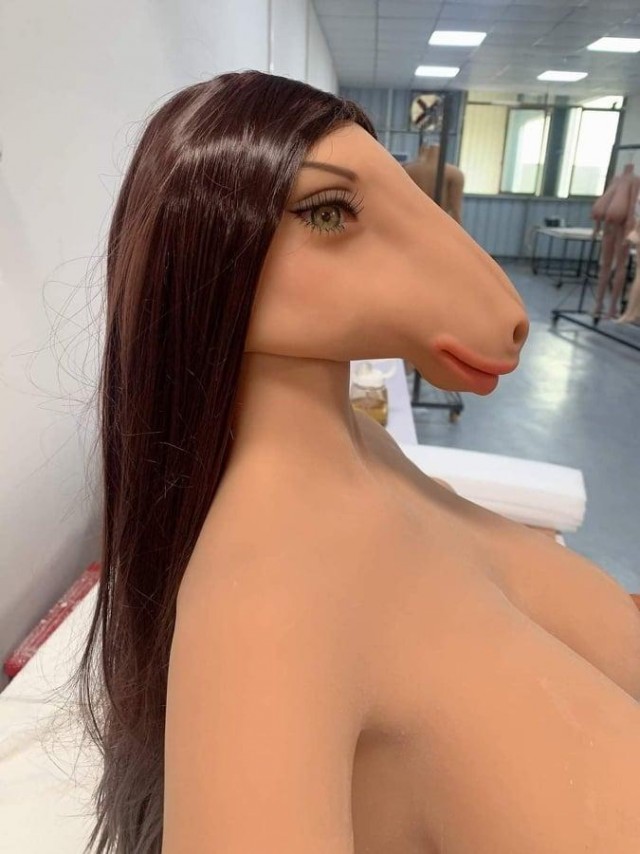 Настроение у меня весеннее, огонек горит в моих очах - подарили мне на день рождения надувную Ксению Собчак...